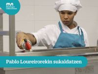 Sukaldaritzako ikasleak Pablo Loureiro chef-arekin